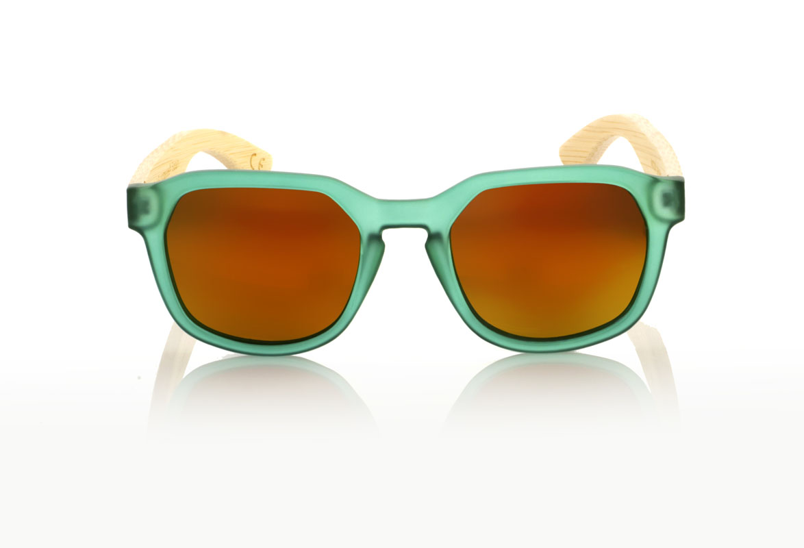 Wood eyewear of Maple MOON GREEN. MOON GREEN sunglasses are the freshness you are looking for to complete your look. With a hexagonal frame in an eye-catching matte transparent green, these glasses are the definition of unique style. The temples, made of maple wood, add that natural and subtle touch, making each pair something special. The combination is not only visually attractive, but also comfortable and practical for everyday use. Whether for a walk through the city or a getaway to nature, the MOON GREEN accompanies you with style and protection. Front measurement: 148x50mm. Caliber: 53. for Wholesale & Retail | Root Sunglasses® 